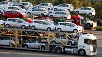 Hàng ngàn ô tô xếp hàng dài ở cảng chờ… ngày giảm thuế