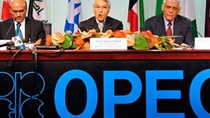 OPEC mắc kẹt trong tình thế “tiến thoái lưỡng nan“