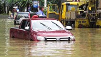 Làm thế nào để lái xe qua chỗ ngập nước?