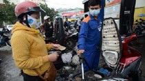 Điểm lại 13 lần giảm giá xăng năm 2014