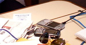  2 chiếc điện thoại Blackberry của Tổng thống Obama. Ảnh: Pete Souza. 