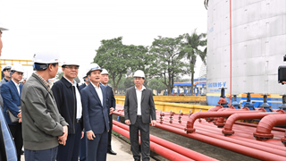 Quyền Bộ trưởng Bộ Công Thương Lê Mạnh Hùng kiểm tra công tác đảm bảo cung ứng xăng dầu dịp Tết Nguyên đán Bính Ngọ