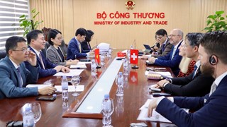 Thứ trưởng Nguyễn Sinh Nhật Tân làm việc với Tổng cục Kinh tế Liên bang Thụy Sỹ