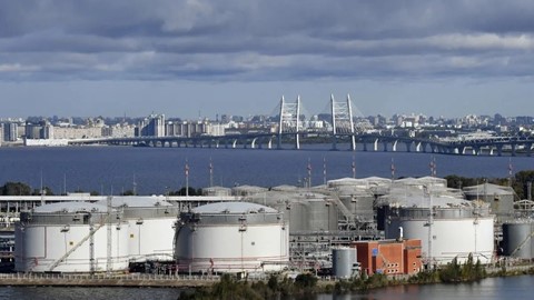 Mỹ tạm thời cho phép mua dầu Nga đang mắc kẹt trên biển