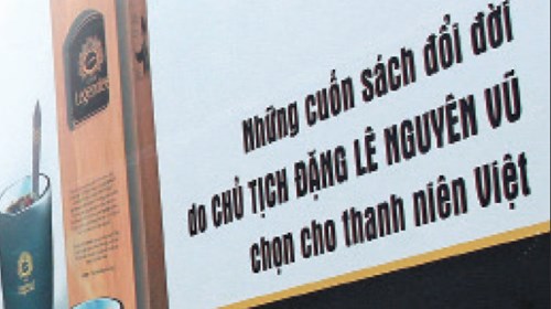 “Những cuốn sách đổi đời do chủ tịch Đặng Lê Nguyên Vũ chọn cho thanh niên Việt” - đó là dòng chữ xuất hiện trên các bảng hiệu của cà phê Trung Nguyên mà UBND tỉnh Đắk Lắk quyết định thu hồi - Ảnh: Trung Tân