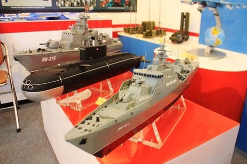 Mô hình tàu hộ vệ tên lửa Gepard-3.9 Đinh Tiên Hoàng và tàu tên lửa do Việt Nam đóng trên dây chuyền của Nga