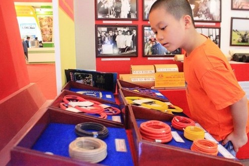 Một cháu bé thích thú trong triển lãm