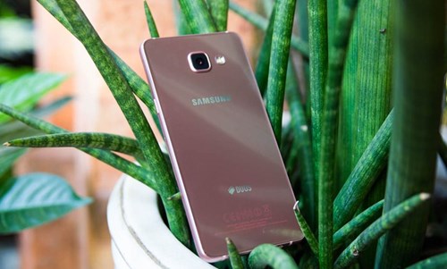 Các sắc thái hồng của Galaxy A5 2016, độc và lạ hơn smartphone hơn 11 triệu. Ảnh TGDD