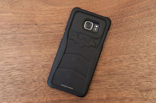 Trên tay smartphone của Người dơi - Samsung Galaxy S7 Injustice Edition