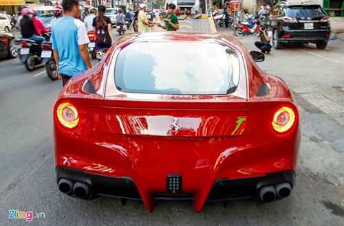 Sieu xe Ferrari F12 phien ban do ve Viet Nam hinh anh 3