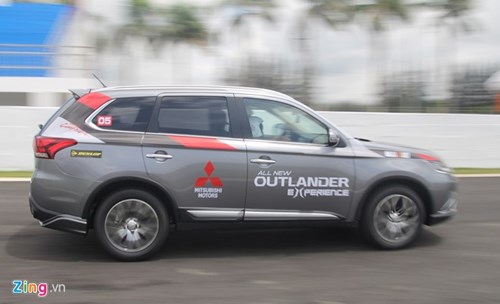 Mitsubishi Outlander 2016 co gia tu 975 trieu dong o VN hinh anh 2
