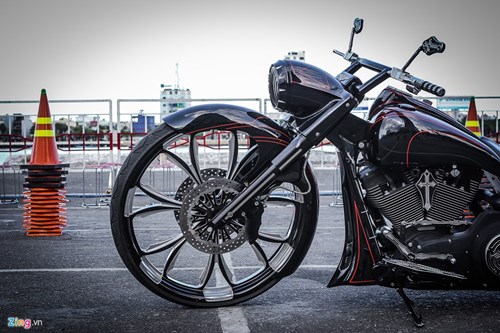 Xe Harley-Davidson Street Glide do banh lon cua Duc Tao Pho hinh anh 4