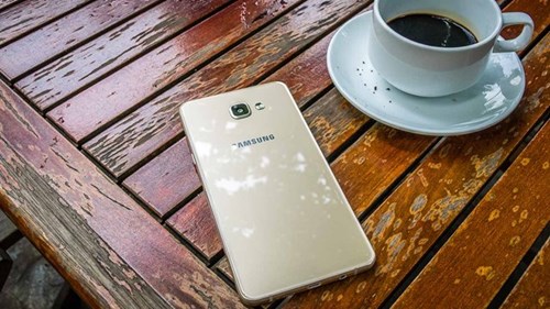 4 smartphone Samsung noi bat trong tung phan khuc hinh anh 3