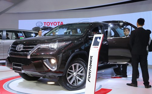 Năm nay, gian trưng bày của TMV có sự hiện diện của 6 mẫu xe được tách nhóm ở 2 khu vực. Trong đó, khu vực trưng bày những mẫu xe đang được ưa chuộng nhất hiện nay có sự góp mặt của Fortuner 2017 và Innova 2016.</p><p></p><p>Lần đầu tiên xuất hiện tại Việt Nam, Fortuner 2017 được xem là “át chủ bài” của thương hiệu ôtô Nhật Bản. Mẫu xe nằm trong dự án toàn cầu (IMV) của tập đoàn Toyota sở hữu bước đột phá mạnh mẽ từ thiết kế cho đến các trang bị và tính năng lái.</p><p>