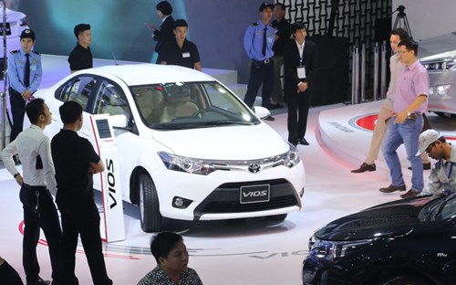 Cũng trong khu vực này còn có 2 mẫu sedan chủ đạo làm nên dấu ấn của Toyota tại thị trường Việt Nam. Đầu tiên là Vios 2016, mẫu xe vừa ra mắt thị trường ngay trước thềm triển lãm và là phiên bản cải tiến được nâng cấp động cơ và hộp số mới, theo đó sở hữu khả năng vận hành mạnh mẽ và tiết kiệm nhiên liệu hơn.</p><p>