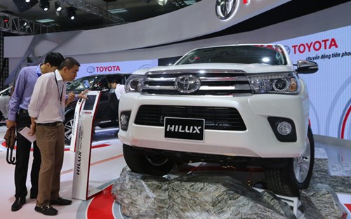 Mẫu xe bán tải Hilux phiên bản nâng cấp 2016 cũng rất đáng chú ý khi được Toyota Việt Nam trang bị động cơ và hộp số mới. Việc nâng cấp hệ dẫn động hứa hẹn sẽ gia tăng đáng kể sức hấp dẫn cho mẫu bán tải đang bán chạy trên thị trường.</p><p></p><p>Hãng xe Nhật Bản tiết lộ, Hilux phiên bản mới sẽ chính thức có mặt trên thị trường vào tháng 11/2016.</p><p>