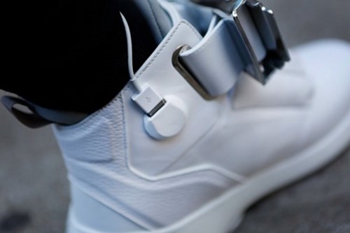 Giay sneakers tich hop Wi-Fi, sac du phong va man hinh hinh anh 2