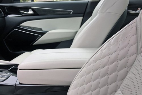 Topspeed so sánh nội thất 2017 Kia Cadenza với Mercedes-Benz E-Class - Ảnh 3.