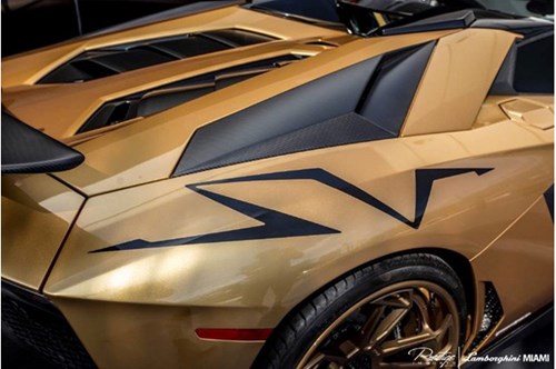 Vẻ đẹp siêu xe hàng hiếm Lamborghini Aventador SV Roadster màu vàng đồng - Ảnh 11.
