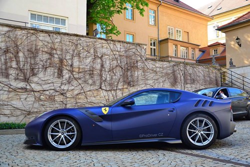 Hàng hiếm Ferrari F12tdf màu lạ xuất hiện tại Cộng hòa Séc - Ảnh 3.