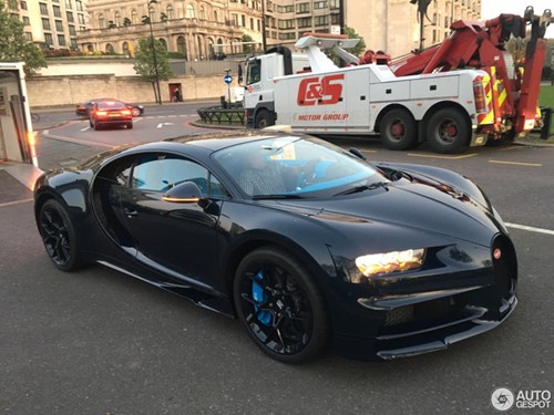 Vẻ đẹp của siêu xe 2,5 triệu USD, Bugatti Chiron đầu tiên tại Anh quốc - Ảnh 1.
