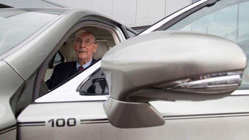 Chiếc Lexus LS hàng thửa mừng đại thọ 100 tuổi của khách hàng trung thành - Ảnh 1.