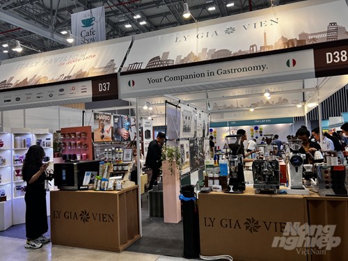Nhiều máy móc thiết bị chuyên ngành pha chế đồ uống của nhiều quốc gia tham gia trưng bày tại Triển lãm Quốc tế Café show Việt Nam 2023. Ảnh: Nguyễn Thủy.