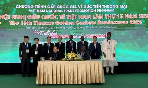 Vinacas và ngành điều Bờ Biển Ngà ký kết bản ghi nhớ hợp tác trong khuôn khổ Hội nghị Điều quốc tế Việt Nam lần thứ 13. Ảnh: Thanh Sơn.