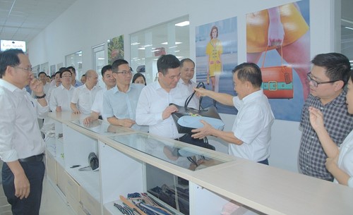 Bộ trưởng Nguyễn Hồng Diên khảo sát Trung tâm giao dịch nguyên phụ liệu, làm việc với ngành da giày Việt Nam