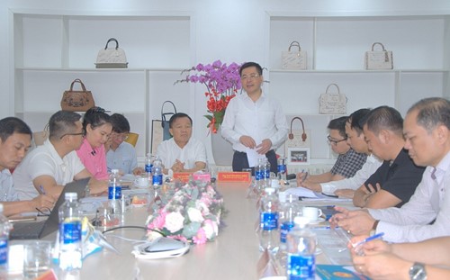 Bộ trưởng Nguyễn Hồng Diên khảo sát Trung tâm giao dịch nguyên phụ liệu, làm việc với ngành da giày Việt Nam