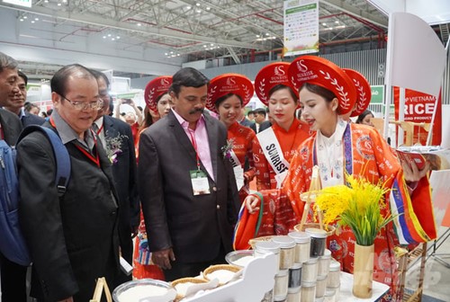 Giới thiệu các thương hiệu gạo nổi tiếng của Việt Nam với các đại biểu. Ảnh: Nguyễn Thủy.