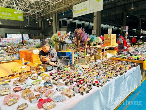 Theo Cục Thương mại Châu Hồng Hà, số lượng doanh nghiệp tại chợ khoảng 3.000, với hàng nghìn nhà môi giới hoa; hàng trăm công ty đóng gói, vận chuyển đã hỗ trợ dịch vụ logistics của chợ. Các ngân hàng hàng đầu Trung Quốc đã thành lập văn phòng giao dịch tại Khu công nghiệp hoa Đẩu Nam. Tổng giá trị giao dịch của các sản phẩm liên quan đến hoa đạt khoảng 12 tỷ nhân dân tệ mỗi năm.