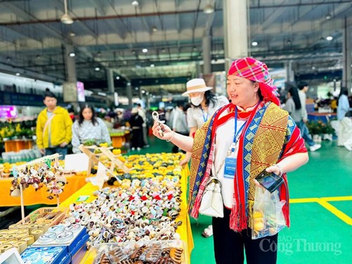 Trong buổi làm việc, tìm hiểu tại chợ là cơ hội để các doanh nghiệp Việt Nam học hỏi kinh nghiệm sáng tạo sản phẩm từ nước bạn.