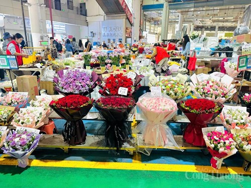 Logo của chợ hoa Đẩu Nam đã được công nhận là nhãn hiệu nổi tiếng của Trung Quốc và “hoa Đẩu Nam” đã trở thành thương hiệu hoa hàng đầu - biểu tượng của hoa tươi Trung Quốc.