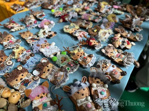 Ngoài ra, các sản phẩm lưu niệm được làm từ nguyên liệu tự nhiên tại chợ cũng rất đa dạng và bắt mắt.