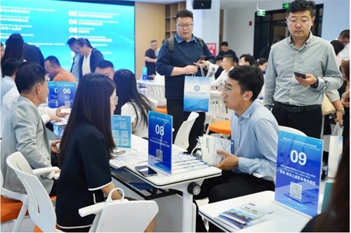 Doanh nghiệp hai nước giao thương tại hội nghị. Ảnh: Vietrade