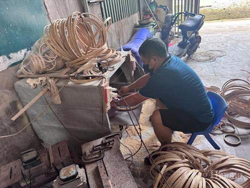 Người dân thôn Thế Hiển đang làm công đoạn mài vanh, đây là công đoạn thứ 2 để làm ra 1 sản phẩm lồng đèn thủ công mỹ nghệ xuất khẩu.