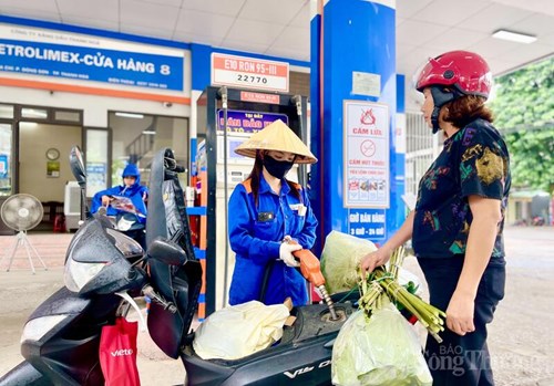 Trên cây xăng số 8 Petrolimex, không còn những tiếng hỏi về xăng cũ và thay vào đó là sự thoải mái của người dân khi sử dụng xăng E10. Ảnh: Ngô Nhung