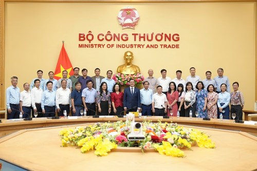 Thứ trưởng Bộ Công Thương Nguyễn Sinh Nhật Tân chụp ảnh cùng các đại biểu tham dự hội nghị.