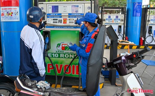 Xăng sinh học E10 được kỳ vọng góp phần bảo đảm an ninh năng lượng, thúc đẩy chuyển đổi xanh và thực hiện mục tiêu phát thải ròng bằng "0" vào năm 2050. Ảnh: Nguyễn Nam