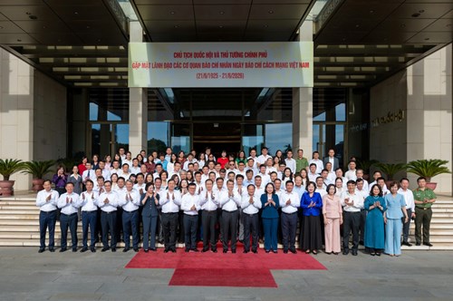 Chủ tịch Quốc hội và Thủ tướng Chính phủ chụp ảnh lưu niệm cùng các đại biểu. Ảnh: Quochoi.vn