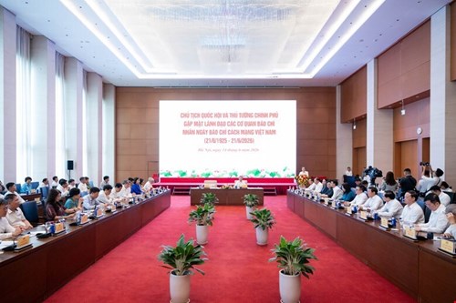 Ủy viên Bộ Chính trị, Chủ tịch Quốc hội Trần Thanh Mẫn và Ủy viên Bộ Chính trị, Thủ tướng Chính phủ Lê Minh Hưng đồng chủ trì buổi gặp mặt Lãnh đạo các cơ quan báo chí nhân kỷ niệm 101 năm Ngày Báo chí Cách mạng Việt Nam (21/6/1925 - 21/6/2026). Ảnh: Quochoi.vn