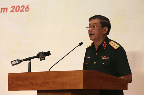 Thượng tướng Trương Thiên Tô, Phó Chủ nhiệm Tổng cục Chính trị Quân đội nhân dân Việt Nam trình bày Báo cáo tổng kết công tác tuyên truyền của báo chí năm 2025 và 6 tháng đầu năm 2026. Ảnh: Trà Khánh