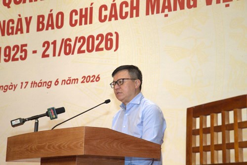 Đồng chí Lê Quốc Minh, Tổng Biên tập Báo Nhân Dân, Chủ tịch Hội Nhà báo Việt Nam khẳng định, các cơ quan báo chí luôn sẵn sàng phối hợp đưa thông tin về quân đội đến với công chúng một cách trung thực, sinh động và kịp thời nhất. Ảnh Hoàng Hoàng