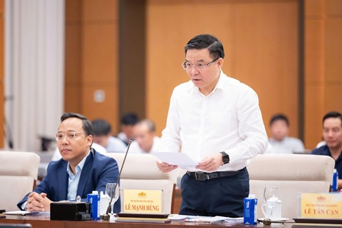 Bộ trưởng Bộ Công Thương Lê Mạnh Hùng trình bày Tờ trình tại phiên họp. Ảnh: Quốc hội.