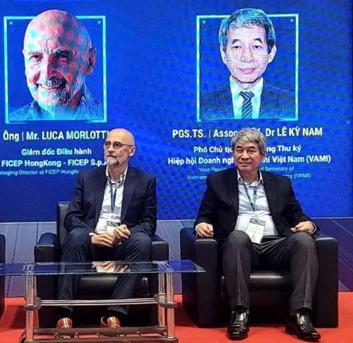 Giám đốc FICEP Hong Kong và lãnh đạo Hiệp hội Doanh nghiệp Cơ khí Việt Nam (VAMI).