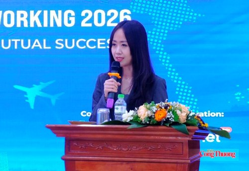 Bà Võ Hồng Anh, Phó Vụ trưởng Vụ Phát triển thị trường nước ngoài (Bộ Công Thương) đề xuất các giải pháp thúc đẩy thương mại giữa hai nước tại diễn đàn. Ảnh: Lê An