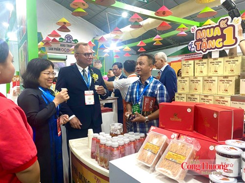 Các đại biểu tham quan gian trưng bày tại triển lãm.