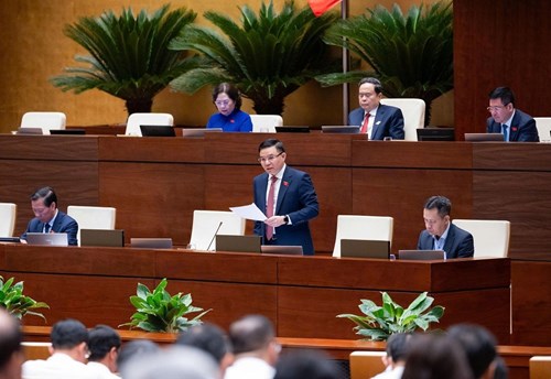 Bộ trưởng Bộ Công Thương Lê Mạnh Hùng giải trình và làm rõ các nhóm vấn đề trọng tâm mà đại biểu Quốc hội quan tâm. Ảnh: Quochoi.vn.