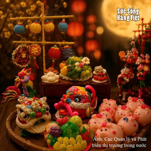 Nhiều sản phẩm thủ công như: Tò he, đèn ông sao, đèn lồng, mặt nạ giấy bồi, đầu lân, trống,... xuất hiện trong không gian trưng bày của chương trình
